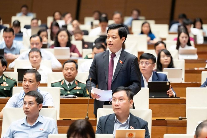 Đại biểu Nguyễn Hải Nam tham gia thảo luận ở hội trường sáng 21/4