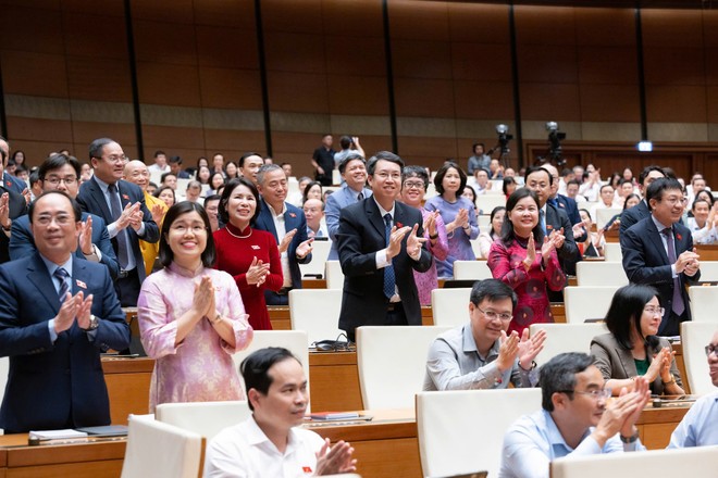 Đoàn đại biểu Quốc hội TP Hà Nội vui mừng khi dự thảo Luật Thủ đô (sửa đổi) được Quốc hội thông qua chiều 23/4