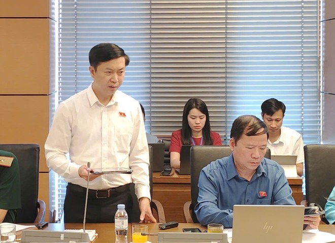 Đại biểu Nguyễn Hoàng Tùng, đoàn ĐBQH tỉnh Lạng Sơn phát biểu tại tổ sáng 5/8