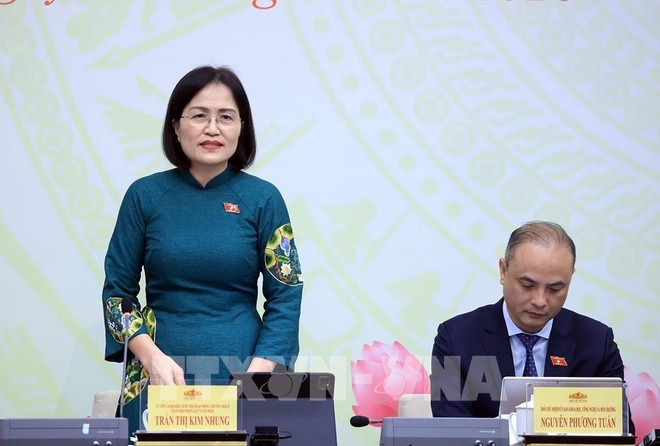 Bà Trần Thị Kim Nhung, Ủy viên hoạt động chuyên trách tại Ủy ban Pháp luật và Tư pháp của Quốc hội trả lời tại họp báo - Ảnh: TTXVN