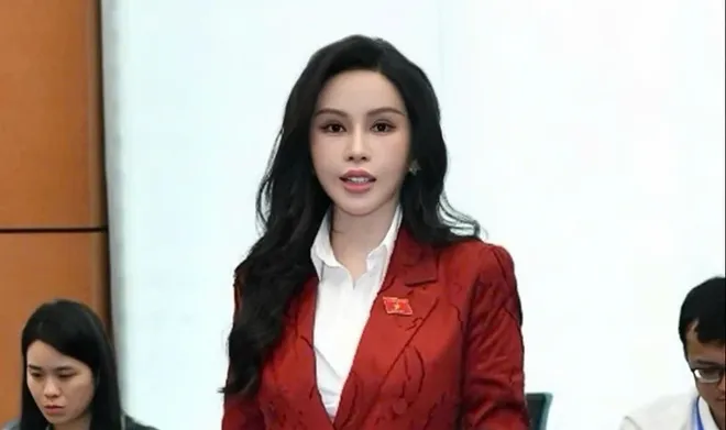ĐBQH Lê Nữ Thuỳ Dương phát biểu tại tổ sáng 19/10