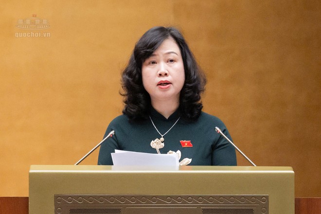 Bộ trưởng Bộ Y tế Đào Hồng Lan trình bày Tờ trình tóm tắt về dự án Luật An toàn thực phẩm (sửa đổi) sáng 24/10.
