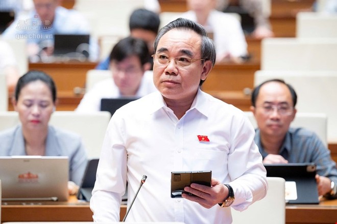 Đại biểu Lê Hữu Trí (đoàn Khánh Hòa) thảo luận tại hội trường sáng 29/10 về dự thảo Luật Đất đai (sửa đổi).