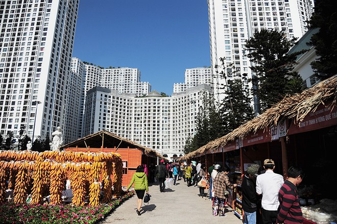 Hơn 200 gian hàng của các doanh nghiệp thực phẩm được dựng lên trong Royal City  