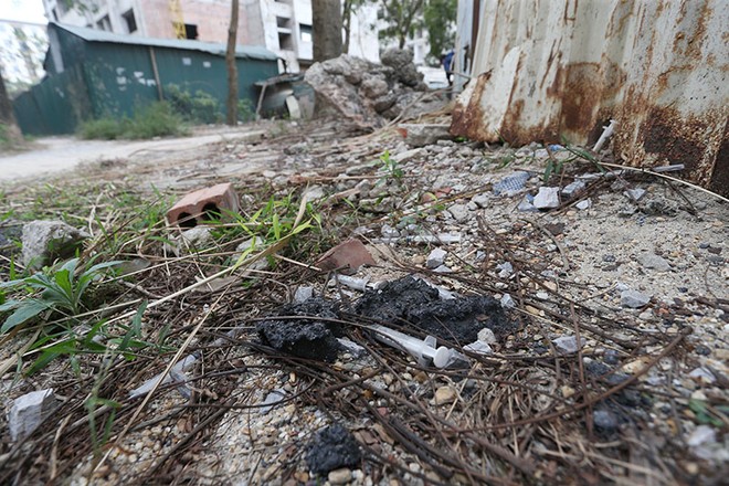 Kim tiêm bủa vây quanh khu nhà A2, A3 thuộc dự án nhà ở sinh viên Pháp Vân - Tứ Hiệp