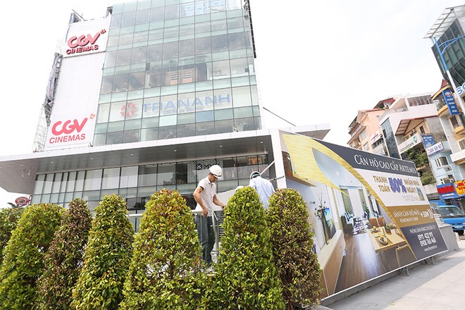 Công nhân vẫn đang tiếp tục xây dựng hoàn thiện dự án Artemis trong sáng ngày 10/5