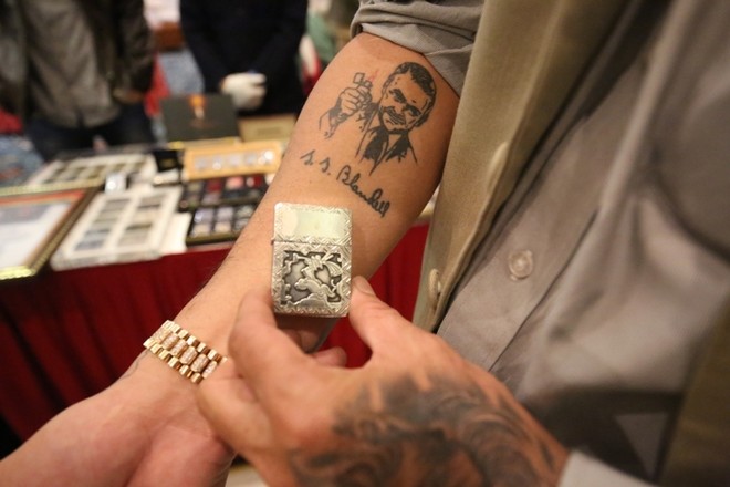 Chiếc bật lửa zippo cùng hình xăm George G. Blaisdell người sáng lập công ty Zippo trên tay một người đam mê