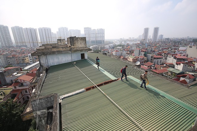 Hà Nội: Thang máy hỏng người dân liều mình đi lối lửng lơ giữa trời