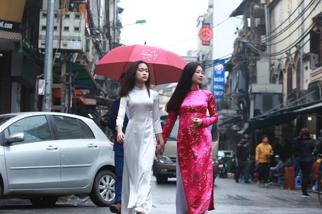 Người Hà Nội du xuân thảnh thơi trong mưa xuân sáng mùng 1 Tết