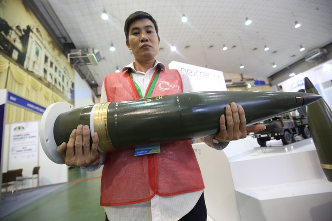 Sờ tận tay vũ khí tối tân tại triển lãm An Ninh 2018