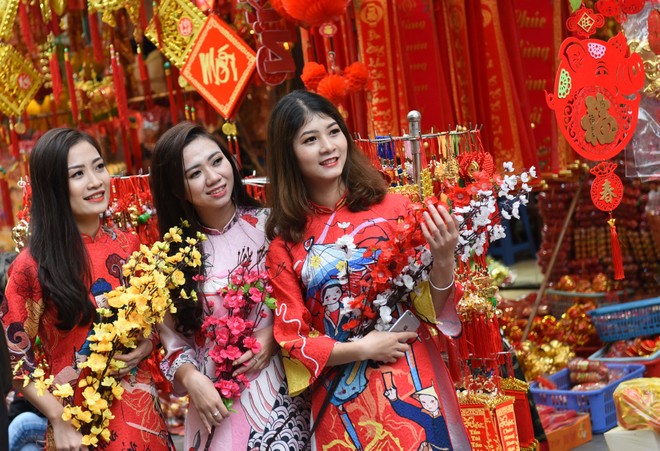 Hàng Mã lung linh khoe hàng Tết, thiếu nữ má hồng chụp dáng xuân