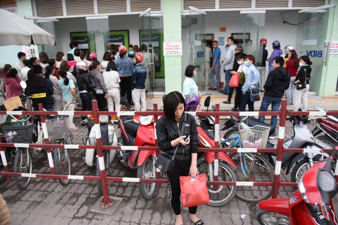 ATM quá tải, công nhân lại rồng rắn chờ rút tiền Tết