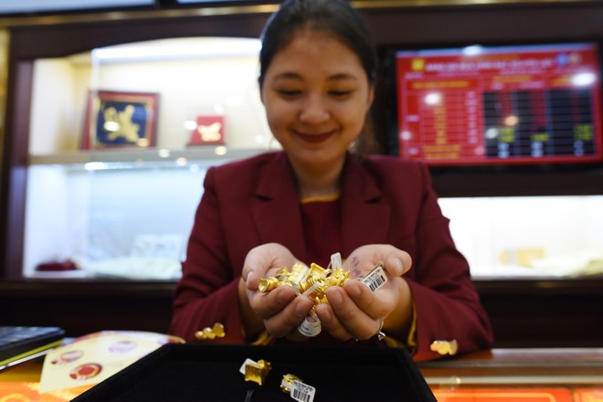 Dân xếp hàng dài, “Thần Tài” gõ cửa hàng vàng từ sớm