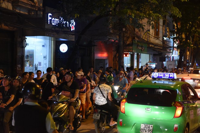 Tắc đường vì người dân xếp hàng mua bánh Trung thu