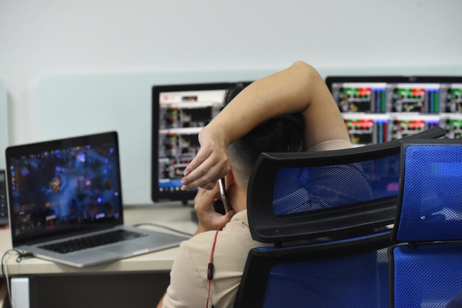 Thị trường chứng khoán: Chờ một cú sụp, không dễ