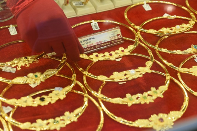 Giá vàng hôm nay ngày 26/6: Vàng nhẫn quay đầu giảm cùng thế giới