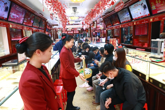 Giá vàng hôm nay ngày 25/2: Vàng vượt mốc 185 triệu đồng/lượng