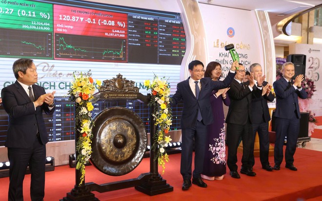 Bộ trưởng Nguyễn Văn Thắng đánh cồng khai trương phiên giao dịch chứng khoán đầu năm 2026