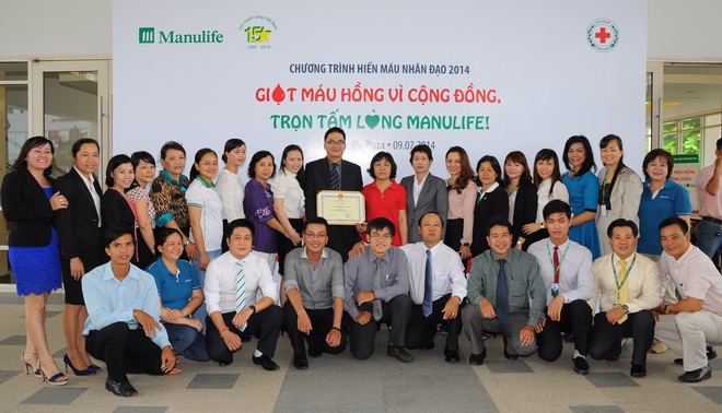 Nhân viên và đại lý Manulife Việt Nam tham gia chương trình hiến máu nhân đạo 
