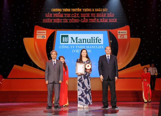 Bà Bùi Thị Kim Quy - Giám đốc phụ trách Khối Tiếp thị và Truyền thông đại điện Manulife Việt Nam nhận Huy chương vàng "Sản phẩm tin cậy 2015"
