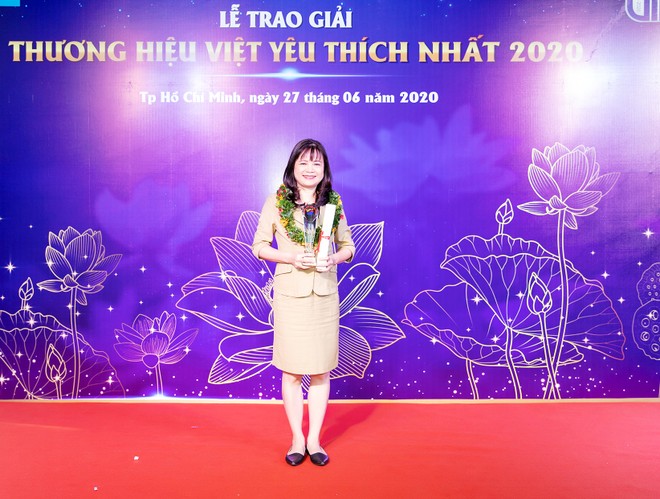 Chú thích hình:
Phó Tổng Giám đốc Chubb Life Việt Nam – Bà Dương Thúy Hồng nhận giải thưởng từ Ban Tổ chức
