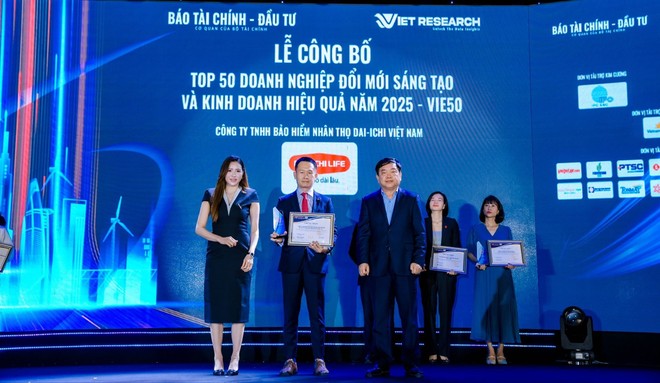 Ông Trần Đình Đông - Giám đốc Cấp cao Bộ phận Chuyển đổi số & Dịch vụ Chăm sóc sức khỏe, kiêm Giám đốc Quỹ Vì cuộc sống tươi đẹp, Dai-ichi Life Việt Nam nhận giải “Top 50 Doanh nghiệp Đổi mới Sáng tạo và Kinh doanh hiệu quả” (VIE50)