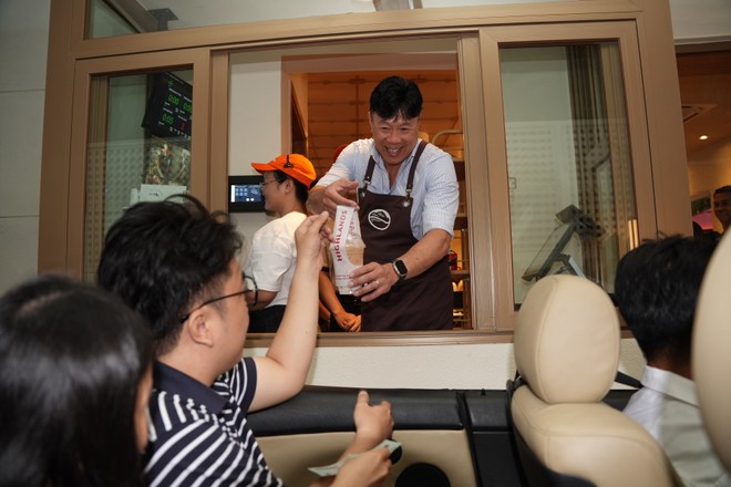 Highlands Coffee ra mắt mô hình đặt món, thanh toán và nhận đồ uống ngay trên xe