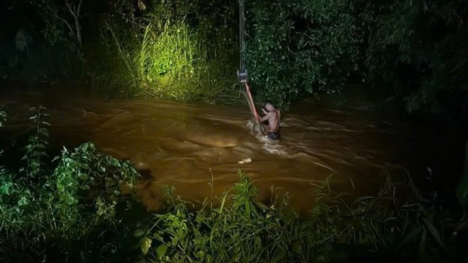 Rạng sáng ngày 27/8/2025, đội cứu hộ của PTI ngay lập tức có mặt tại hiện trường để trục vớt một xe ô tô bị lũ cuốn trôi tại Yên Bái.