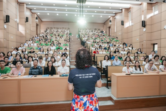 Khách hàng kỳ vọng tư vấn viên bảo hiểm hiểu biết về sức khỏe cộng đồng để tư vấn và hỗ trợ hiệu quả hơn. Ảnh: Thu Hằng 