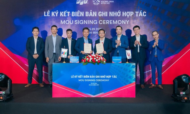 Đại diện AIA và FPT tại buổi lễ ký kết biên bản ghi nhớ hợp tác