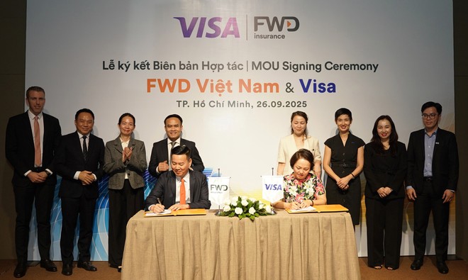Ông Phương Tiến Minh, Tổng giám đốc FWD Việt Nam và bà Đặng Tuyết Dung, Giám đốc Visa Việt Nam và Lào ký kết hợp tác thúc đẩy sự phát triển của bảo hiểm số và thanh toán không tiền mặt tại Việt Nam.