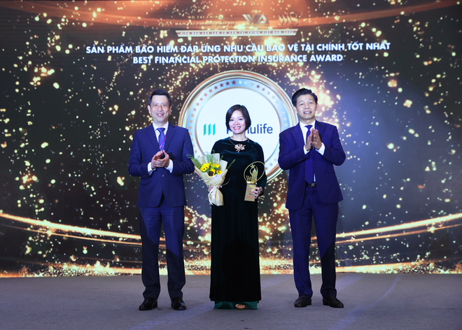 Đại diện Manulife Việt Nam nhận cúp vinh danh từ chương trình. 