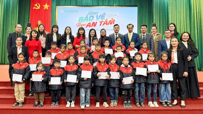 Hanwha Life Việt Nam tặng áo ấm và học bổng cho các em học sinh tiểu học tại Sơn La (Tháng 12/2025)