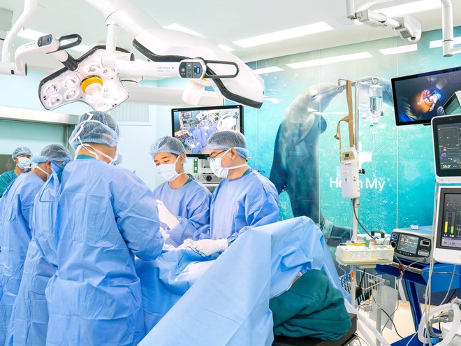 Phòng mổ được thiết kế theo các tiêu chuẩn quốc tế nghiêm ngặt với trọng tâm là kiểm soát nhiễm khuẩn và bảo đảm an toàn người bệnh. Ảnh: HM