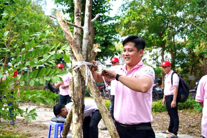Nhân viên C.P. Việt Nam tham gia chăm sóc và bảo vệ cây xanh sau khi trồng tại chương trình.