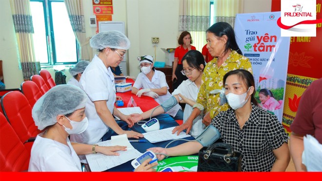 Đội ngũ y bác sĩ khám và tư vấn sức khỏe cho người dân tại Hải Phòng – điểm khởi đầu của chuỗi hoạt động.
