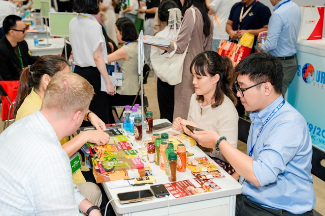 Doanh nghiệp Việt Nam giao dịch trao đổi giới thiệu hàng hóa với các đối tác nước ngoài tại một hội chợ. Ảnh BTC
