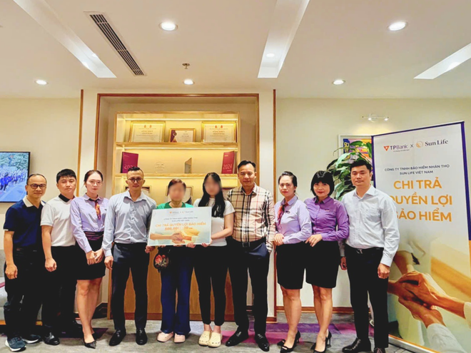 Đại diện Sunlife và TP Bank chi trả quyền lợi bảo hiểm cho gia đình khách hàng