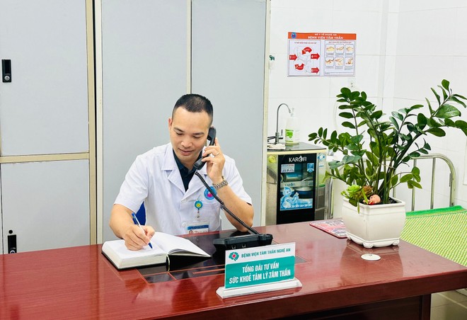 Nhân viên y tế trực tổng đài điện thoại tại Khoa Khám bệnh - Bệnh viện Tâm thần Nghệ An. Đây là tổng đài hoạt động 24/7. Ảnh: An Duyên