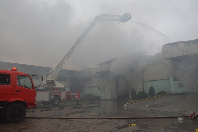 Cháy lớn tại Công ty Vina Korea Vĩnh Phúc