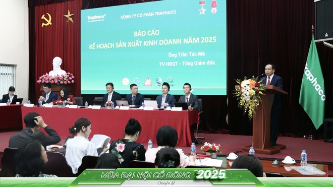 Ông Trần Túc Mã, thành viên HĐQT, Tổng giám đốc Traphaco trình bày kế hoạch sản xuất - kinh doanh năm 2025 tại đại hội cổ đông năm nay