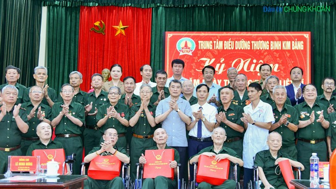 Đại diện Agribank, đồng chí Tô Huy Vũ - Bí thư Đảng uỷ, Chủ tịch HĐTV (hàng trên cùng, ngoài cùng bên phải) tham gia Đoàn công tác của Thủ tướng Lê Minh Hưng đến thăm và tặng quà thương, bệnh binh tại Ninh Bình