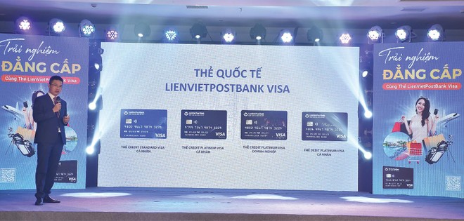 Ông Nguyễn Bá Tuyến giới thiệu sản phẩm Thẻ quốc tế LienVietPostBank Visa