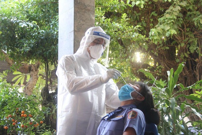 Lấy mẫu xét nghiệm Covid-19 tại Ga Sài Gòn (Ảnh: H.Yến). 