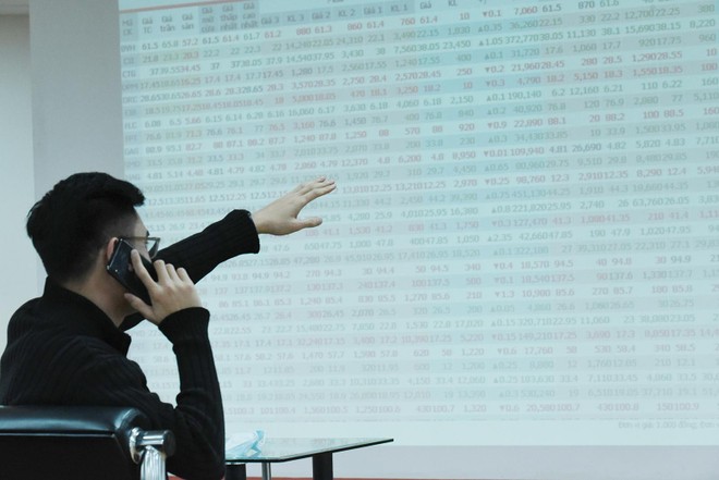 Tiền ngân hàng vẫn chảy vào chứng khoán