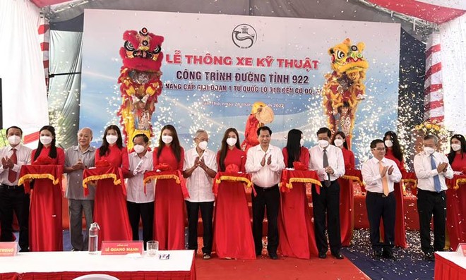 Bí thư Thành ủy Cần Thơ Lê Quang Mạnh (thứ 4 từ phải sang) cùng các đại biểu thực hiện nghi thức cắt băng thông xe kỹ thuật Đường tỉnh 922. Ảnh: Anh Khoa