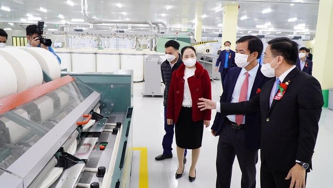 Chủ tịch UBDN tỉnh Nguyễn Văn Phương (thứ 2 từ phải sang) kiểm tra và trao đổi với một doanh nghiệp dệt may trên địa bàn