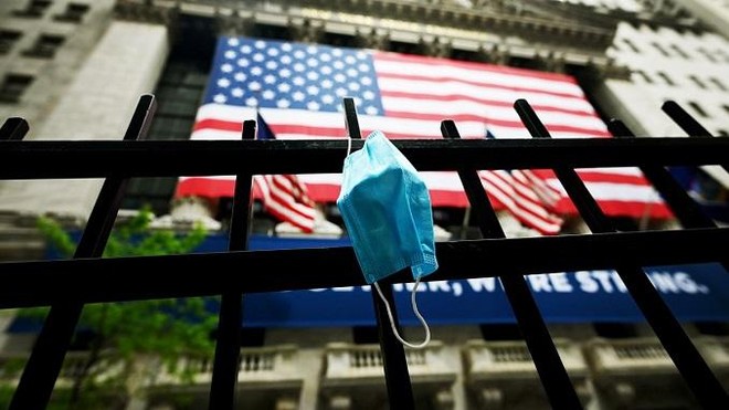Bên ngoài hàng rào Sở giao dịch chứng khoán New York ngày 26/5/2020. Ảnh: AFP