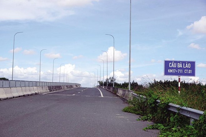 Một đoạn tuyến đang chờ hoàn thiện tại cao tốc Bến Lức - Long Thành