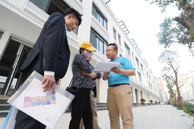 Doanh nghiệp và nhà đầu tư đều gặp khó trong giao dịch. Ảnh: Dũng Minh 